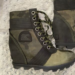 Black and green Sorel wedge booties